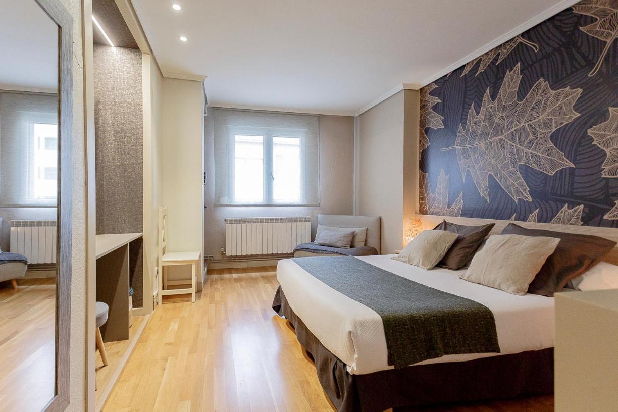 Hostal Rodas Pamplona Bagian luar foto
