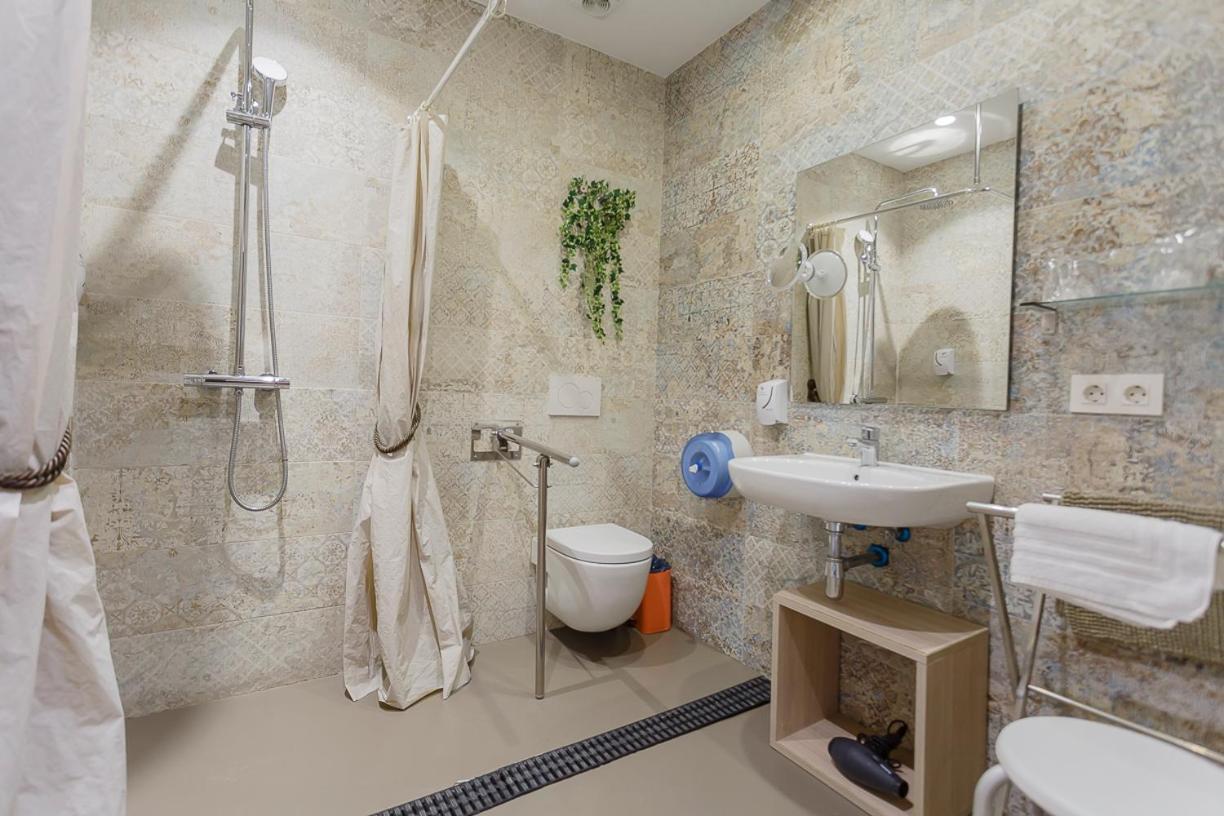 Hostal Rodas Pamplona Bagian luar foto