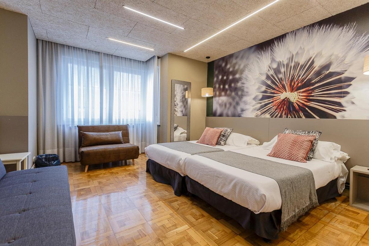 Hostal Rodas Pamplona Bagian luar foto