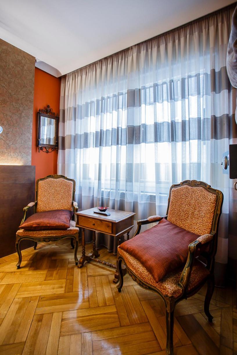 Hostal Rodas Pamplona Bagian luar foto