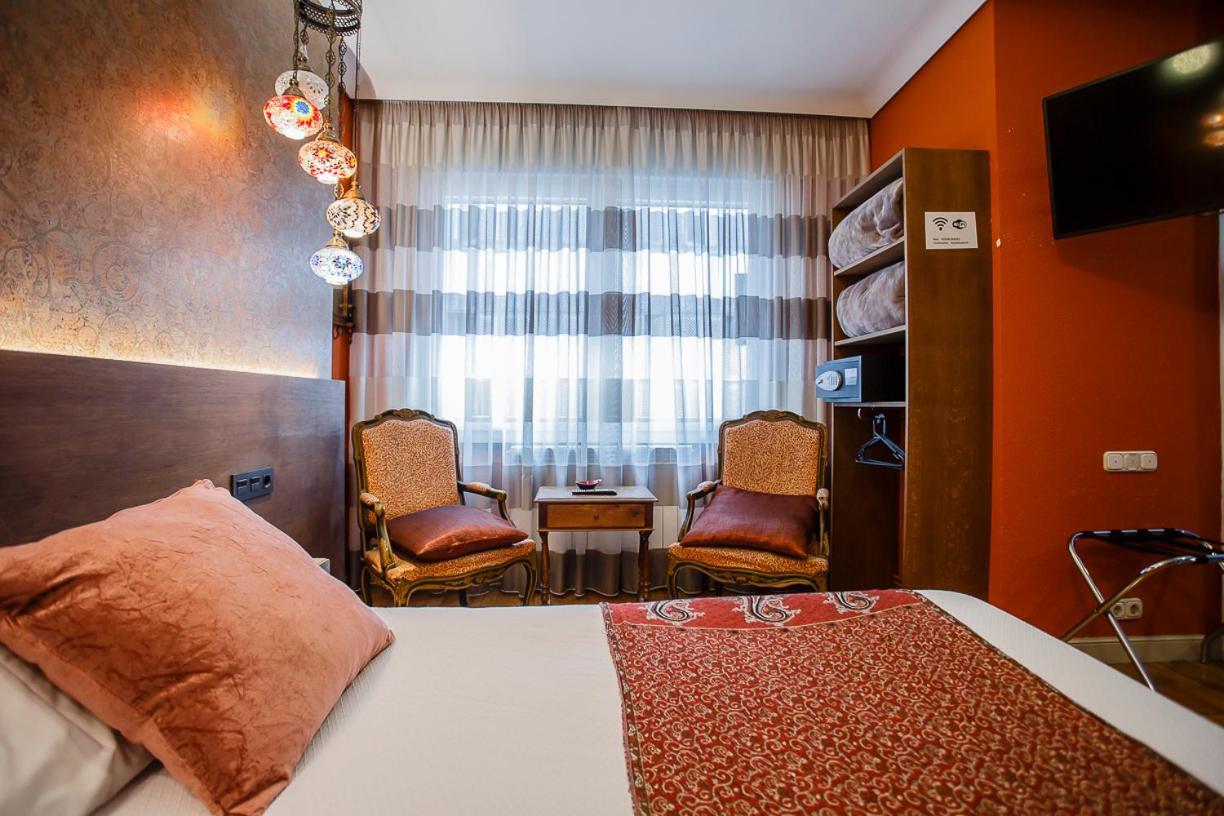 Hostal Rodas Pamplona Hotel Bagian luar foto