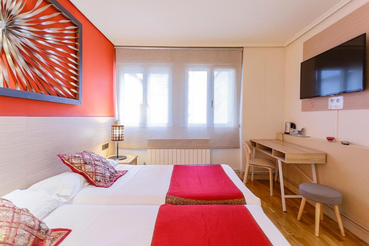 Hostal Rodas Pamplona Bagian luar foto