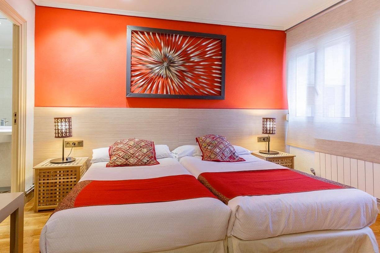Hostal Rodas Pamplona Bagian luar foto