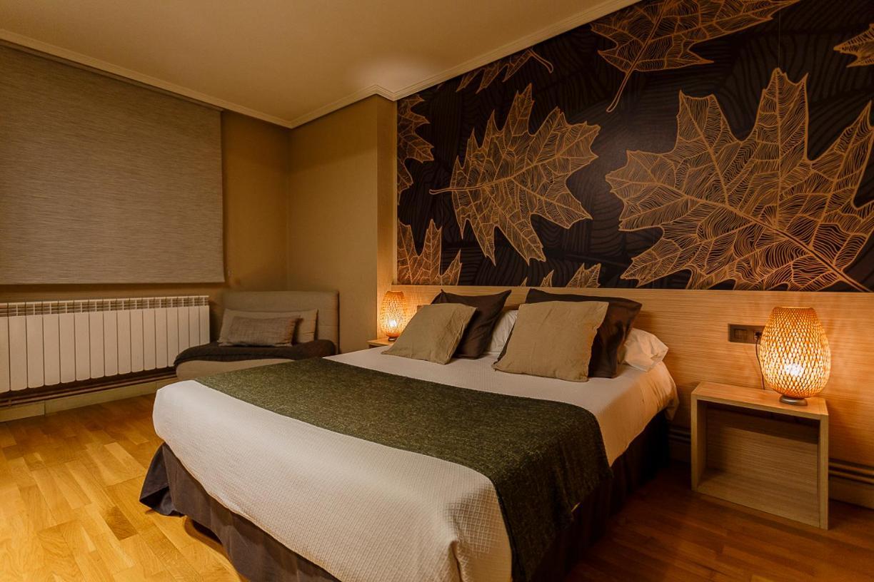 Hostal Rodas Pamplona Bagian luar foto