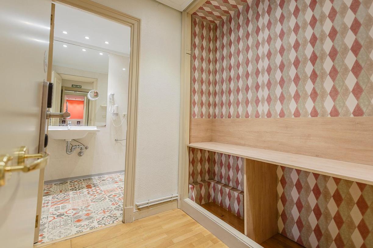 Hostal Rodas Pamplona Bagian luar foto