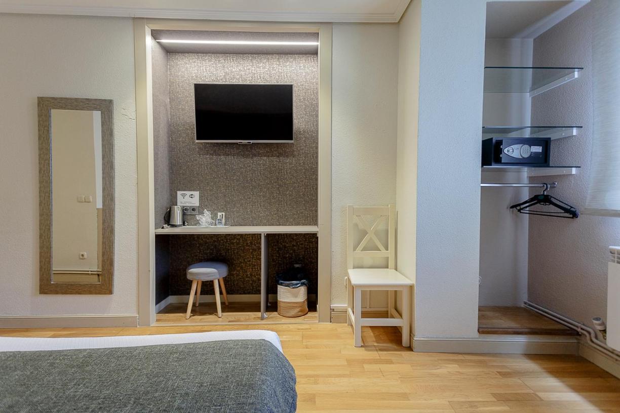Hostal Rodas Pamplona Bagian luar foto