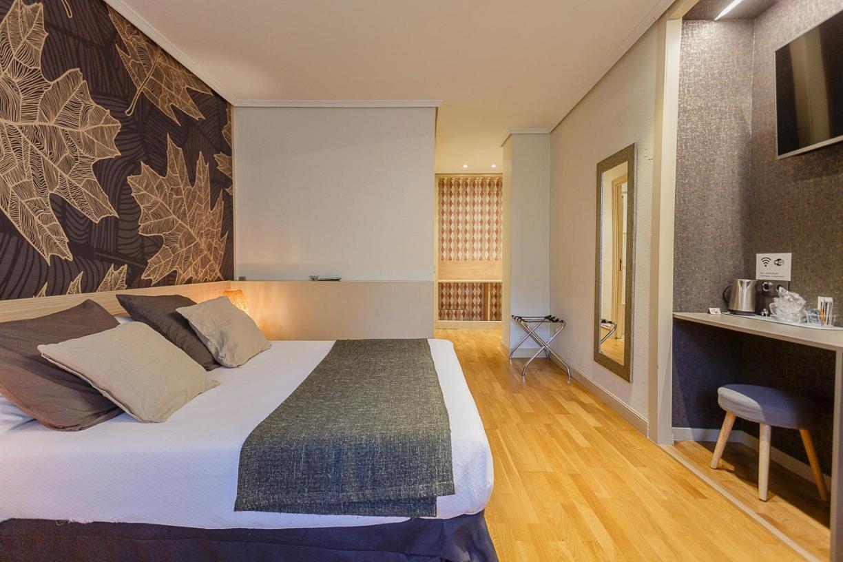 Hostal Rodas Pamplona Bagian luar foto