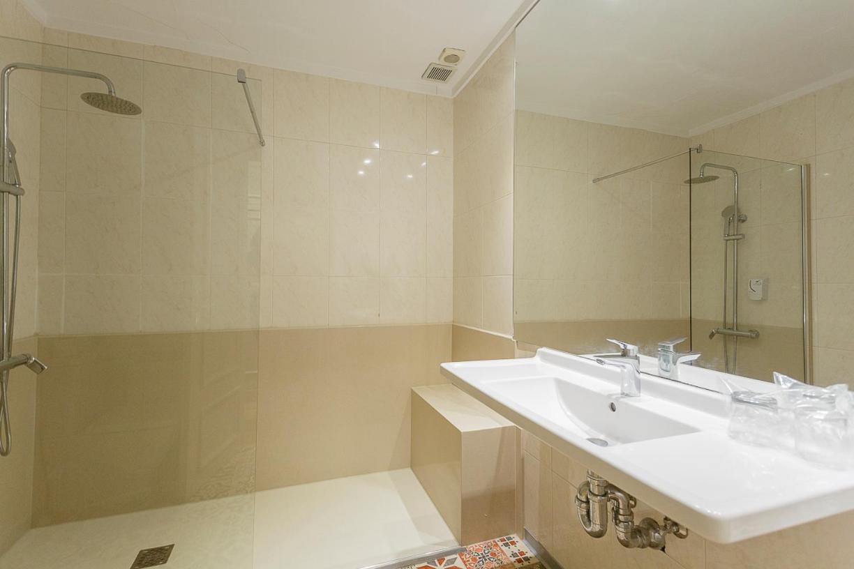 Hostal Rodas Pamplona Bagian luar foto