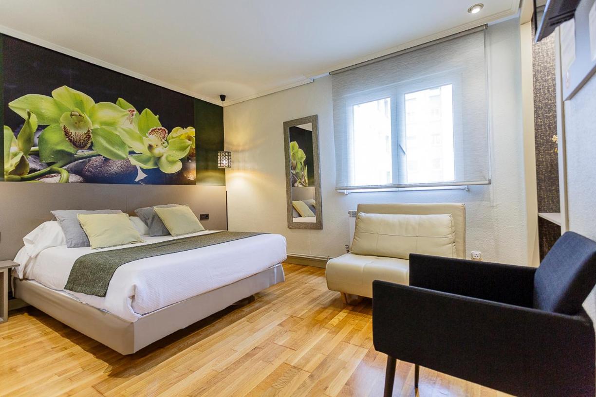 Hostal Rodas Pamplona Bagian luar foto