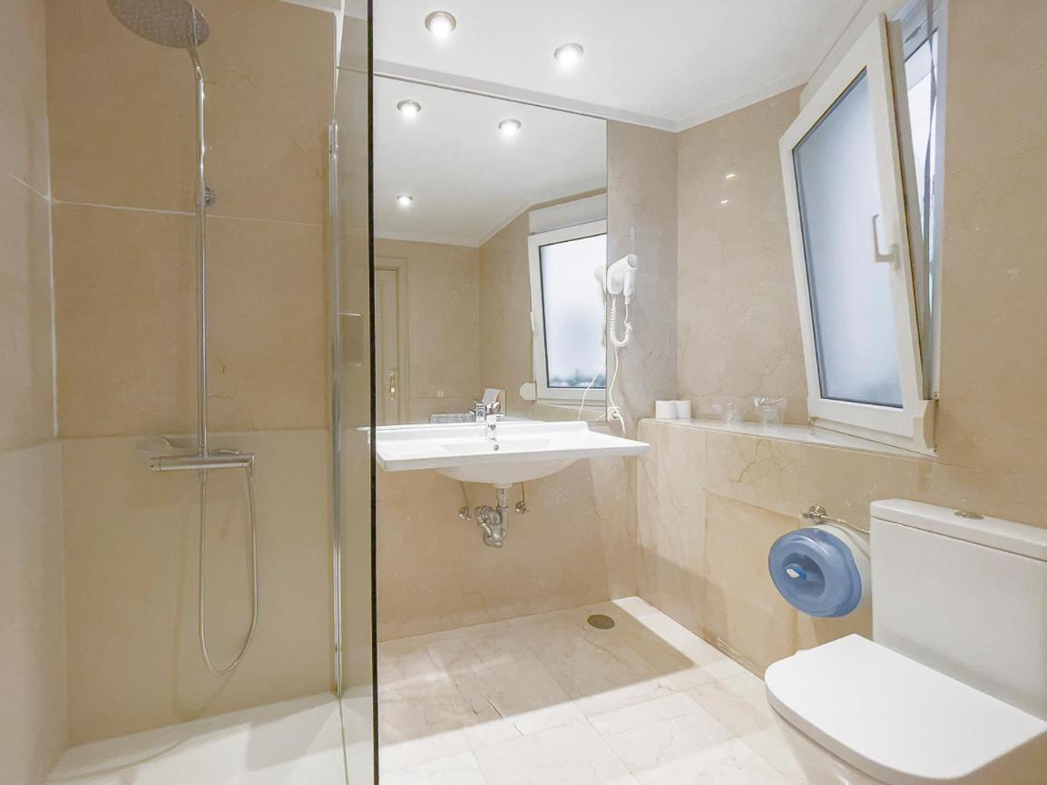 Hostal Rodas Pamplona Bagian luar foto