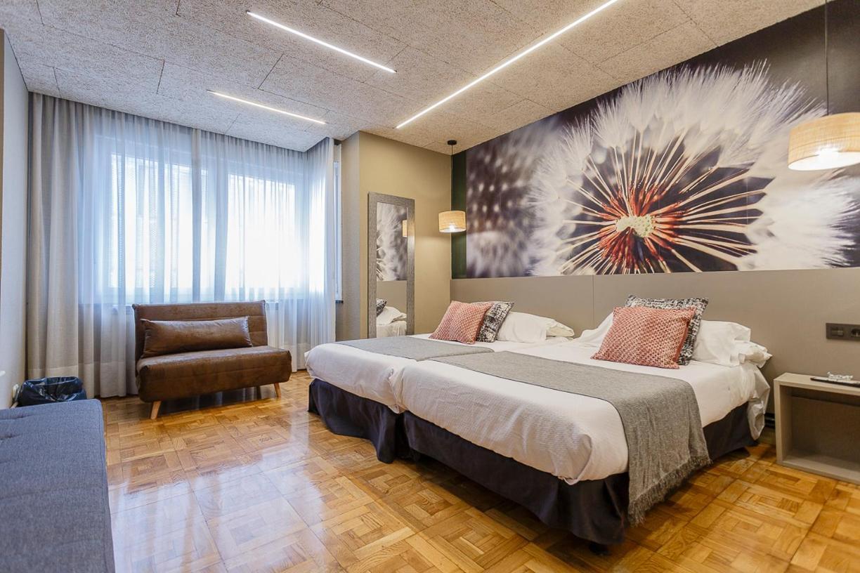 Hostal Rodas Pamplona Bagian luar foto