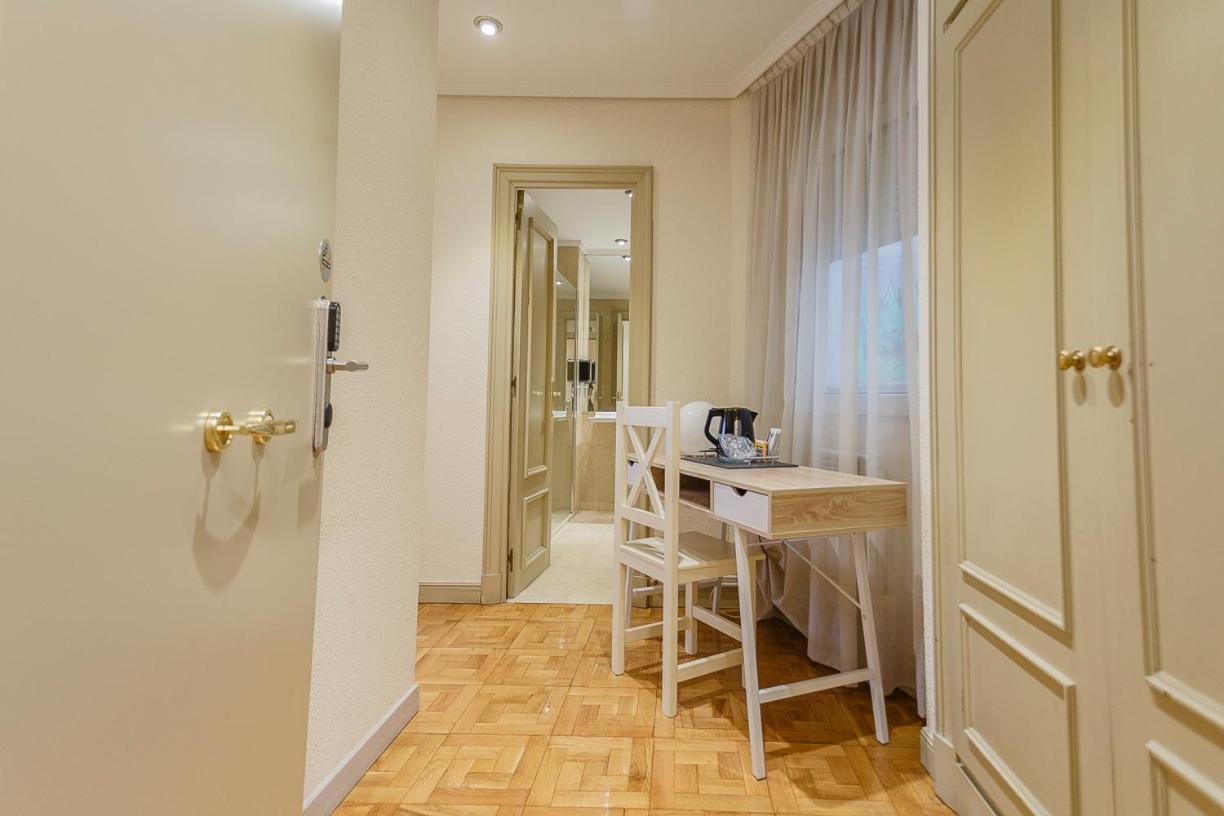 Hostal Rodas Pamplona Bagian luar foto