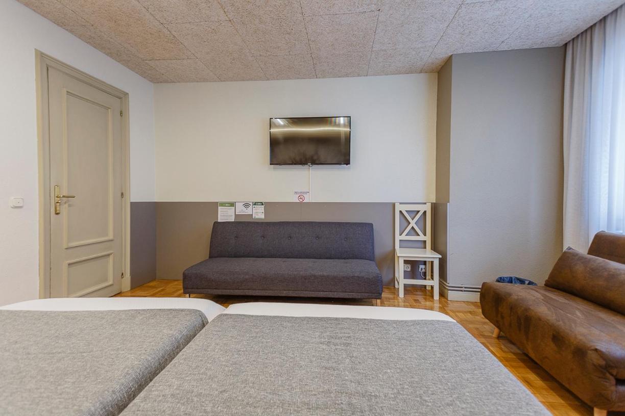Hostal Rodas Pamplona Bagian luar foto