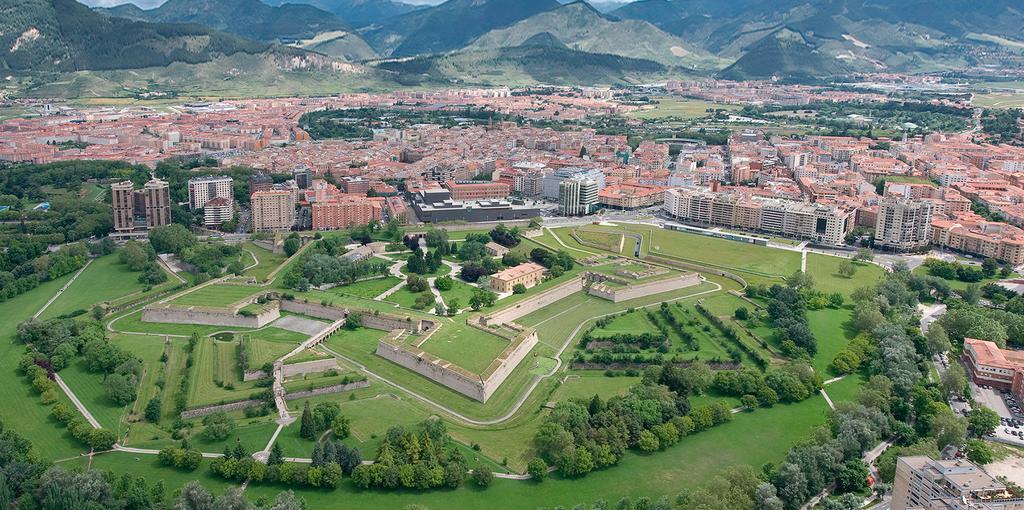 Hostal Rodas Pamplona Bagian luar foto