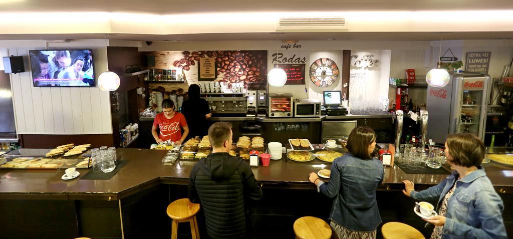 Hostal Rodas Pamplona Bagian luar foto