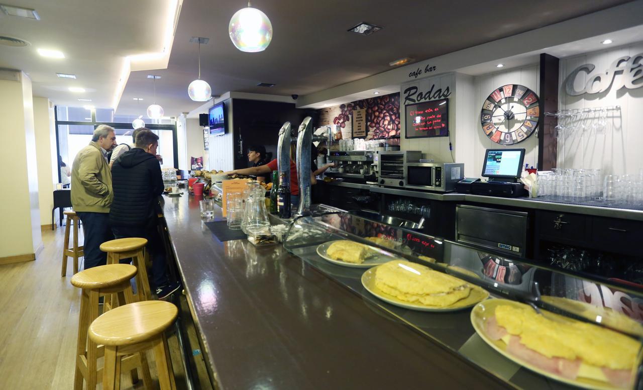 Hostal Rodas Pamplona Bagian luar foto